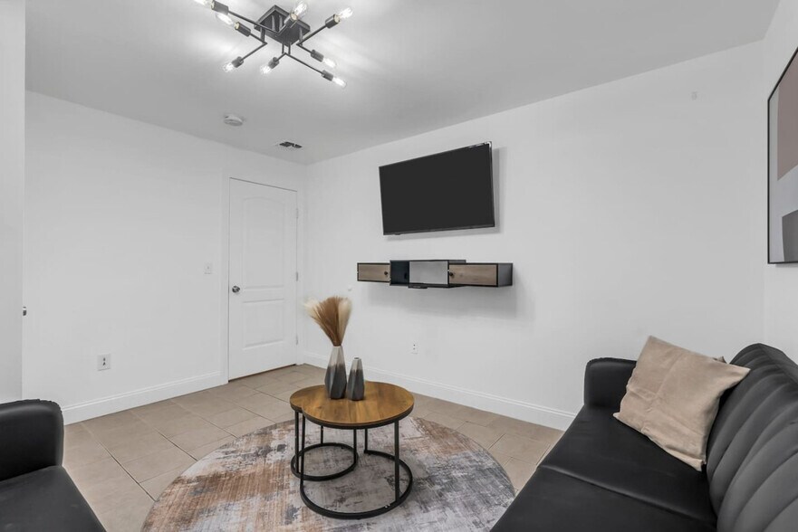 Primary Photo - 24 Highland St