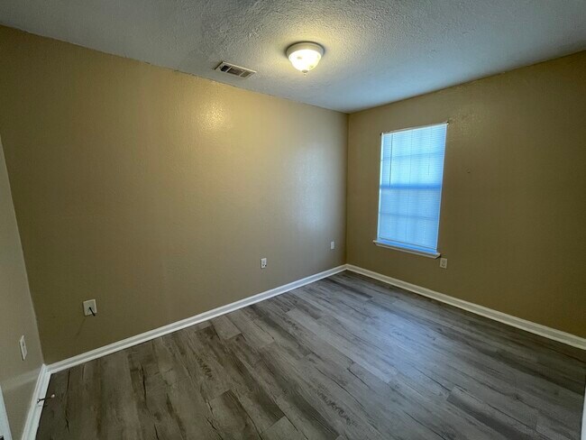 Building Photo - 506 Broad St