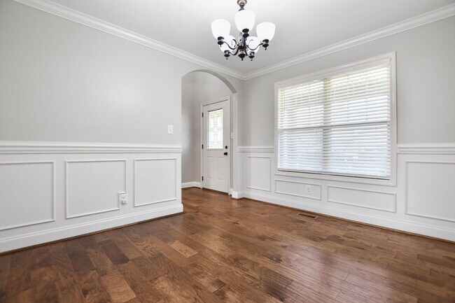 Building Photo - Pet Friendly Four Bedroom!