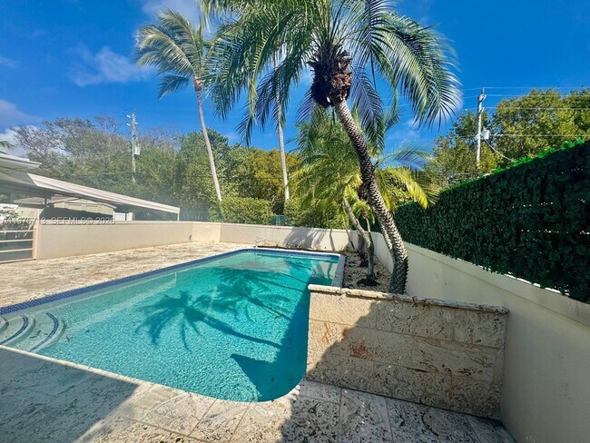 Building Photo - 747 N North Lake Dr