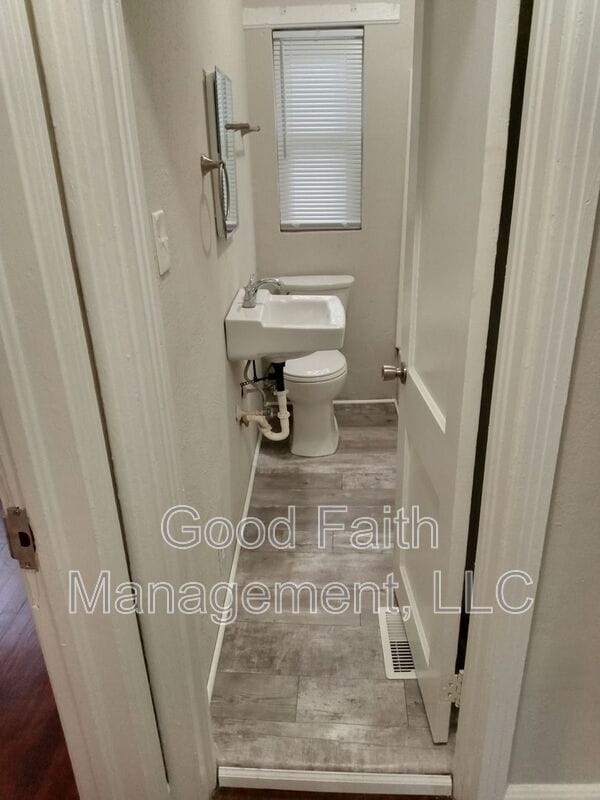 Building Photo - 203 E 11th St