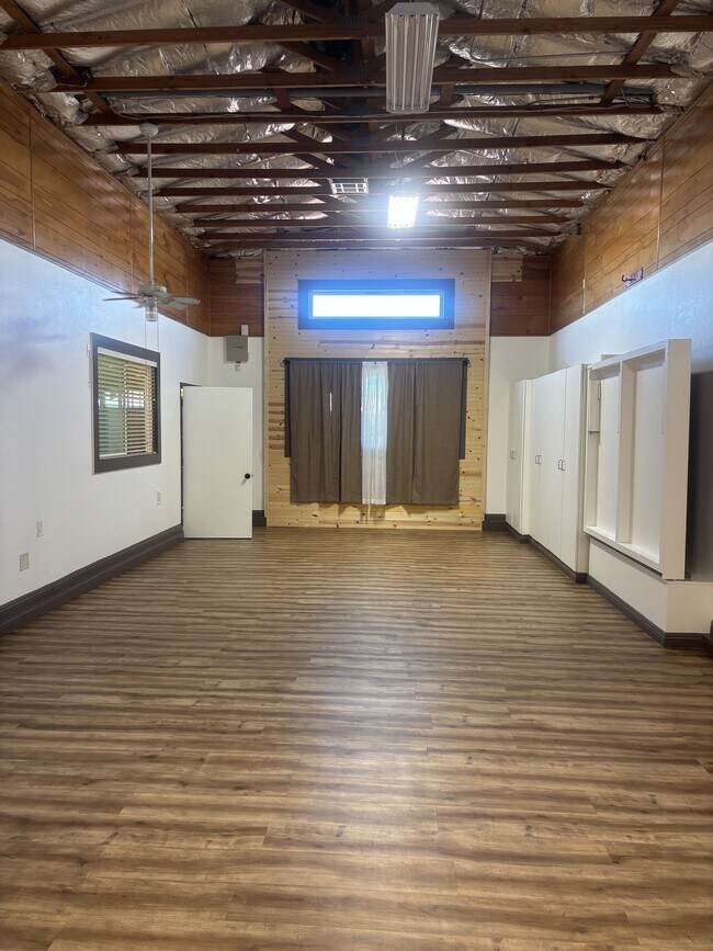Building Photo - 310 W Lupton St