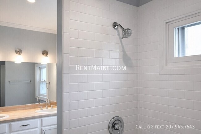 Building Photo - 15 Lloyd Ln