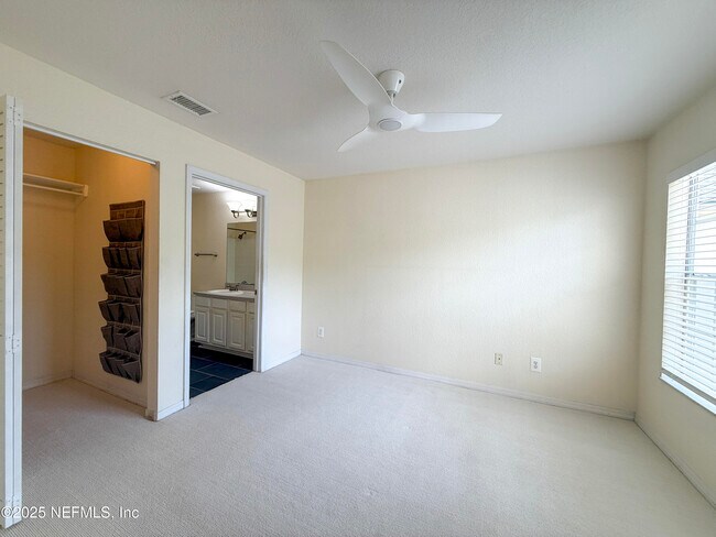 Building Photo - 13700 Richmond Park Dr N
