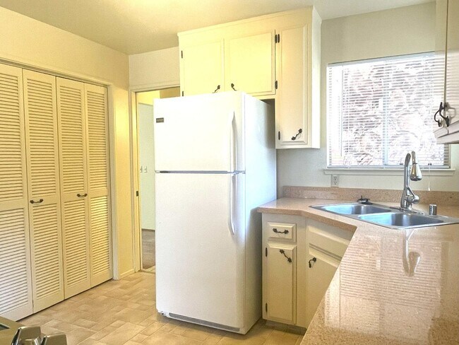 Building Photo - Golf course 3/2 home in Lake Wildwood, Pen...