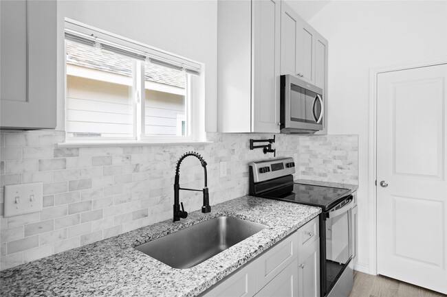 Building Photo - 16894 Balmoral St