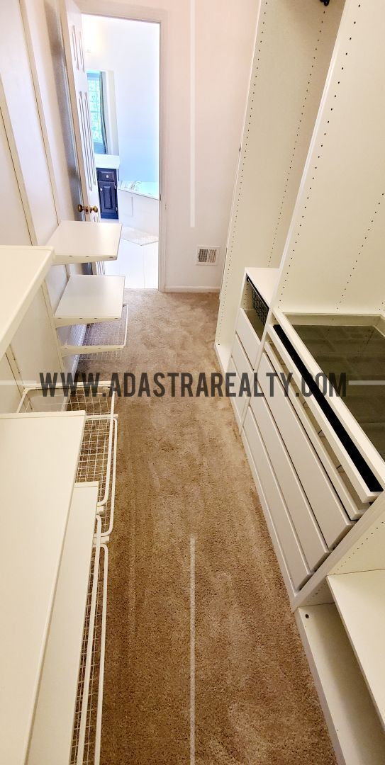 Building Photo - Gorgeous Updated Home in Blue Valley, South Overland Park-Available NOW!!