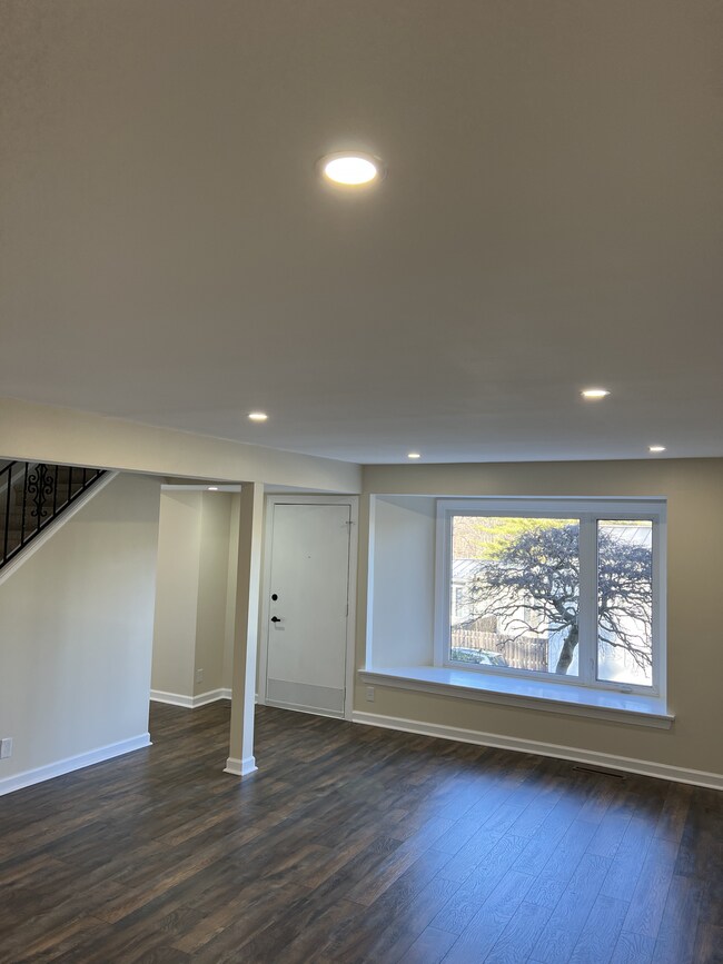 Living Room - 4 - 149 W Kenilworth Cir