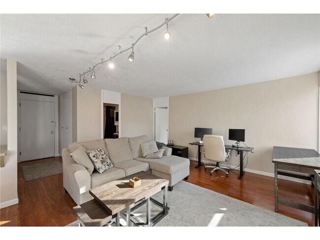 Building Photo - 19 S 1st St