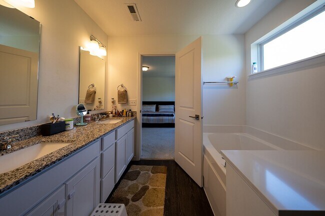 Building Photo - 5004 Trillium Cove NE