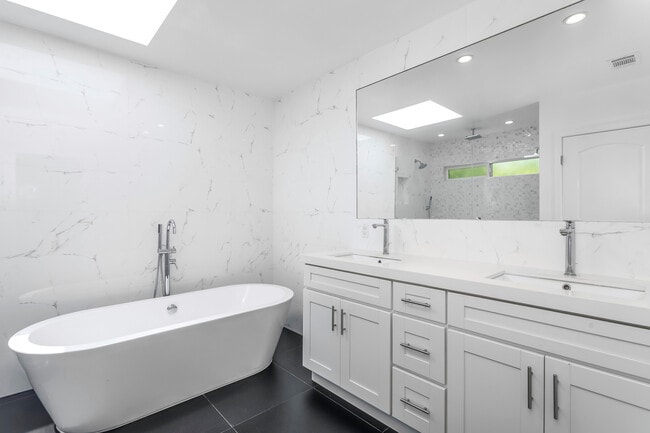 Building Photo - 1444 Stearns Dr