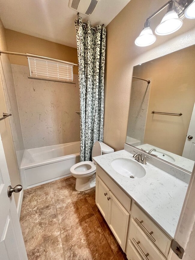 Building Photo - Beautiful 5 bed 3 1/2 bath with SOLAR! Great location!