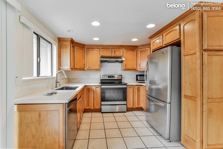 Building Photo - 27907 Ridgecove Ct N