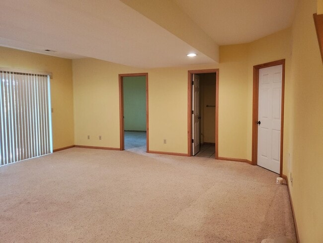 Building Photo - 3 bedroom 3 bath, 2car gar, balcony deck a...