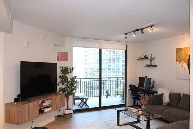 Building Photo - 999 SW 1st Ave