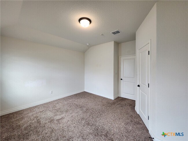 Building Photo - 324 Untermaier St