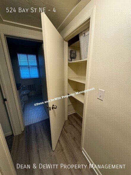 Building Photo - 2 Bed/1 Bath - Unit 4