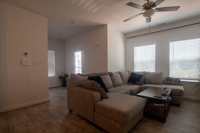 Building Photo - Contemporary 4bd/3.5ba in excellent location