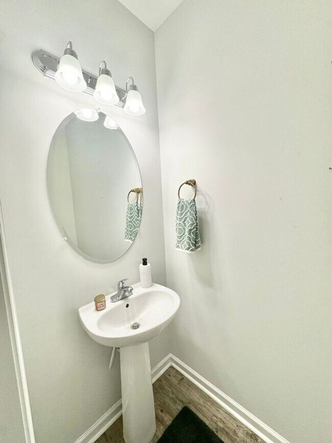 Building Photo - 1/2 off 1st and 2nd month rent - Pristine ...