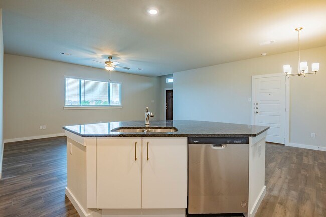 Building Photo - AVAILABLE NOW! GORGEOUS 4 BEDROOM DUPLEX L...