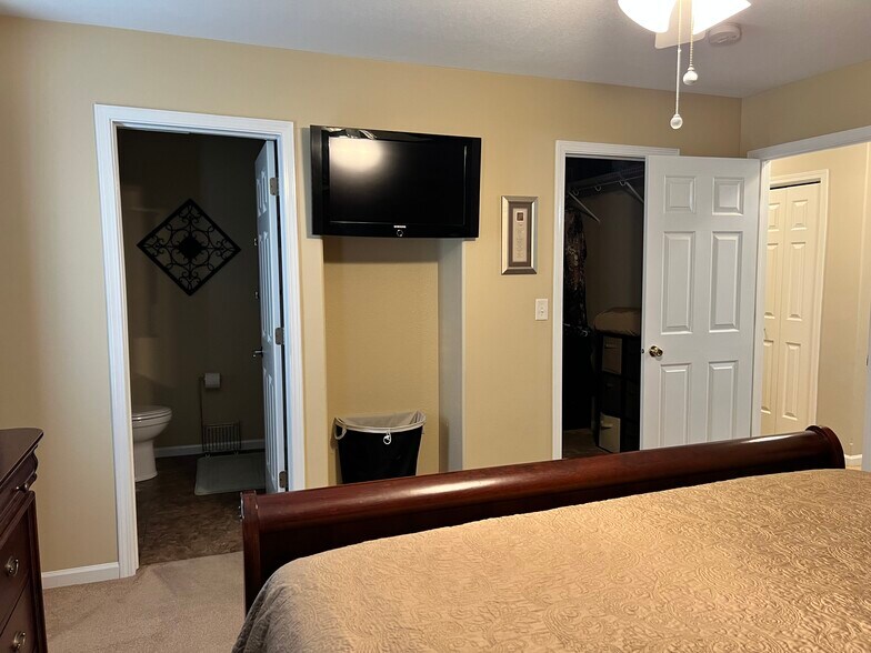 Building Photo - 1155 Swan Dr