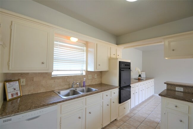 Building Photo - 15927 Tumbling Rapids Dr