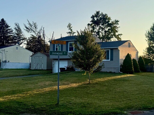 Building Photo - 8245 Elaine Cir