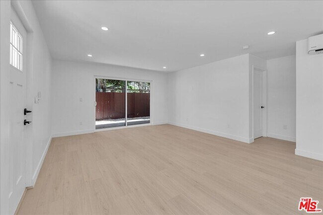 Building Photo - 6913 Encino Ave