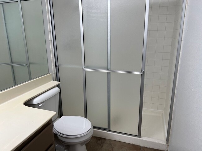 Building Photo - Nice 3 Bedroom 2 Bath Single Story