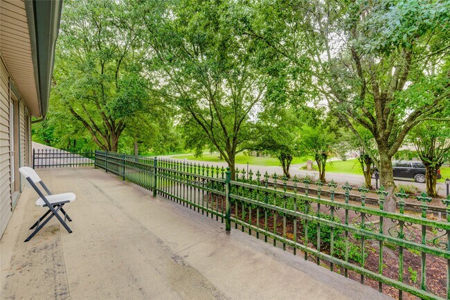 Building Photo - 303 Shady Glen Ln