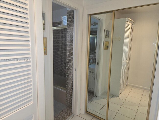 Building Photo - 330 SE 2nd St