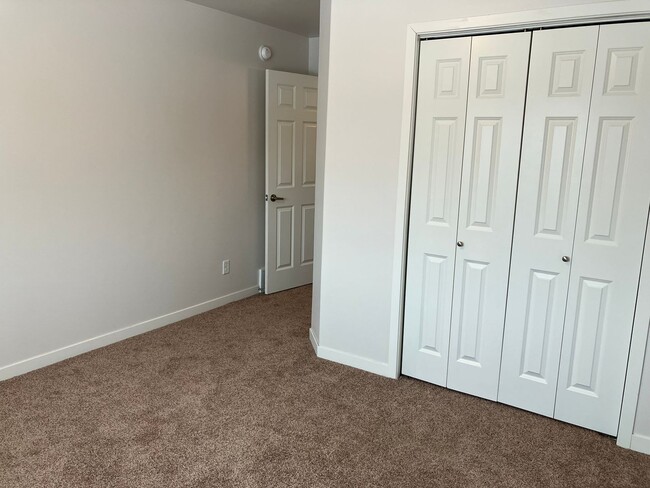 Building Photo - 4 Bed 3 Bath