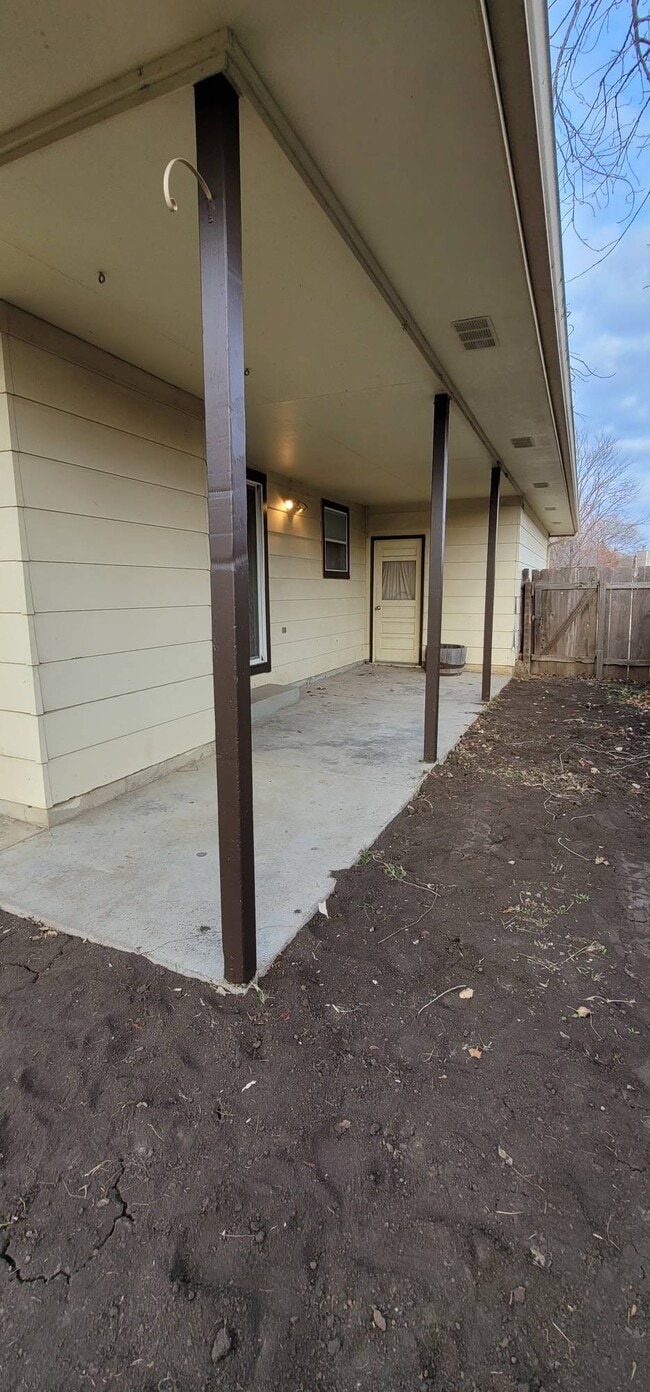 Building Photo - 2141 S Lori Ln