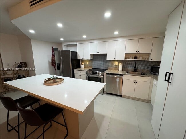 Building Photo - 14293 SW Kendale Lakes Cir
