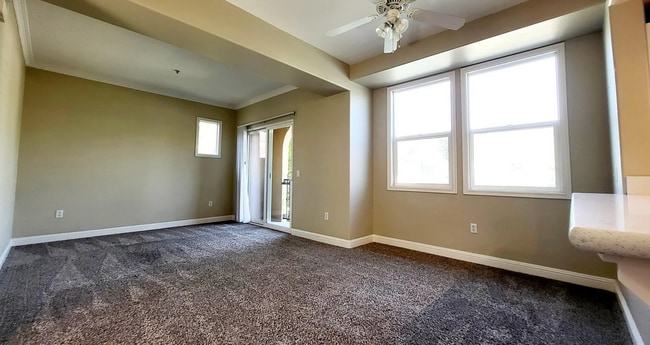 Building Photo - Beautifully Remolded Upscale 2 bed 2 bath ...