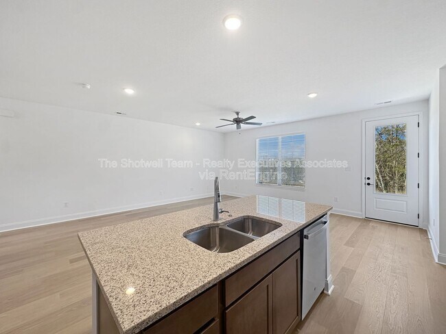 Building Photo - 1724 Bennett Vlg Dr