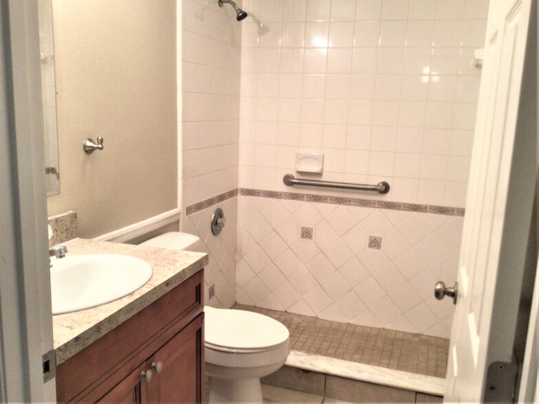 Building Photo - 821 Park Trail Dr