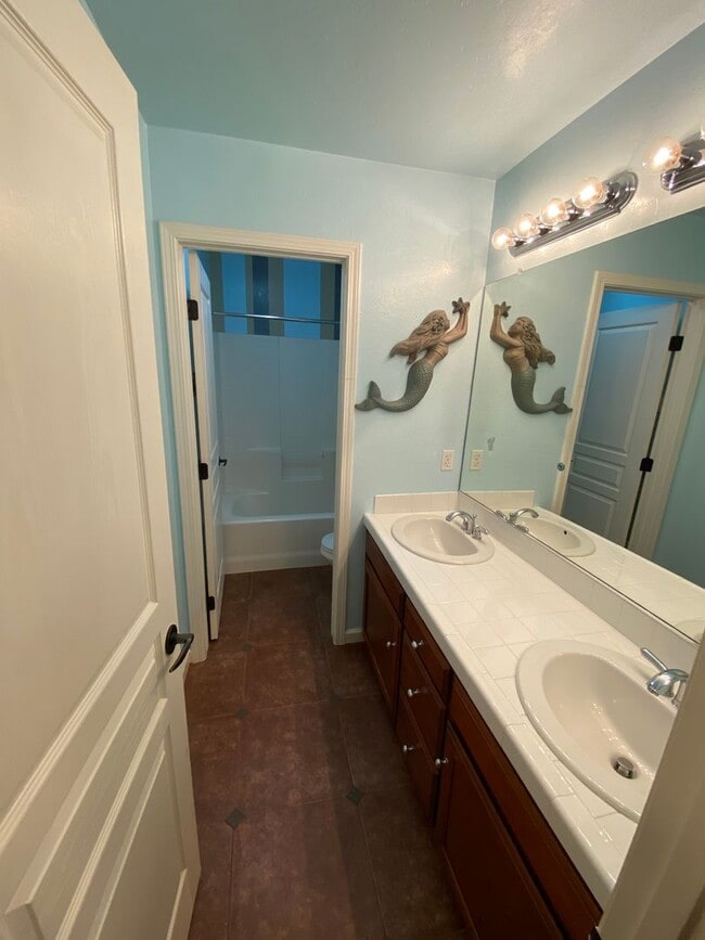 Building Photo - Big beautiful Home for rent in Visalia, Ca