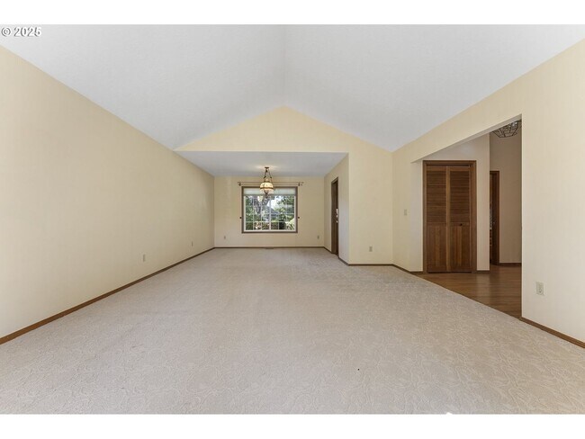 Building Photo - 3-Bedroom Home with Granite Kitchen, Family Room & Private Deck