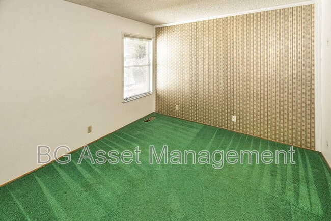 Building Photo - 2901 Doidge Ave