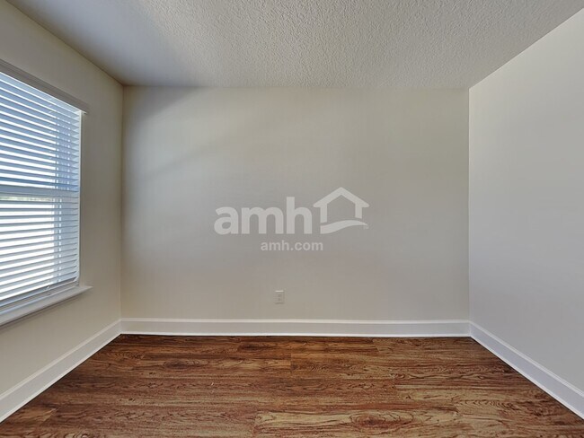 Building Photo - 2433 S Park Ave