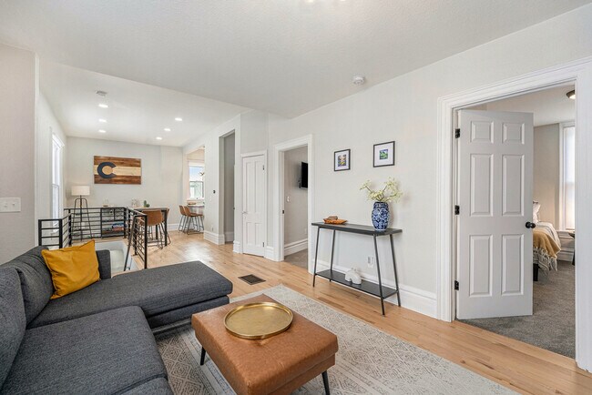 Building Photo - 832 26th St