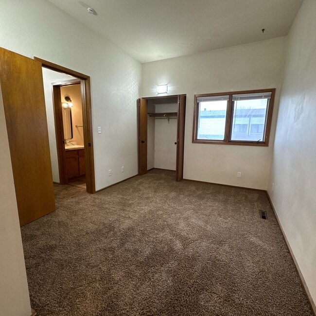 Building Photo - Stylish 1-Bedroom Apartment with Luxurious Updates in a Serene Setting