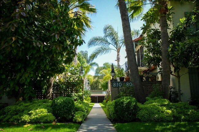 Building Photo - CC - 804-810 E Chevy Chase Dr