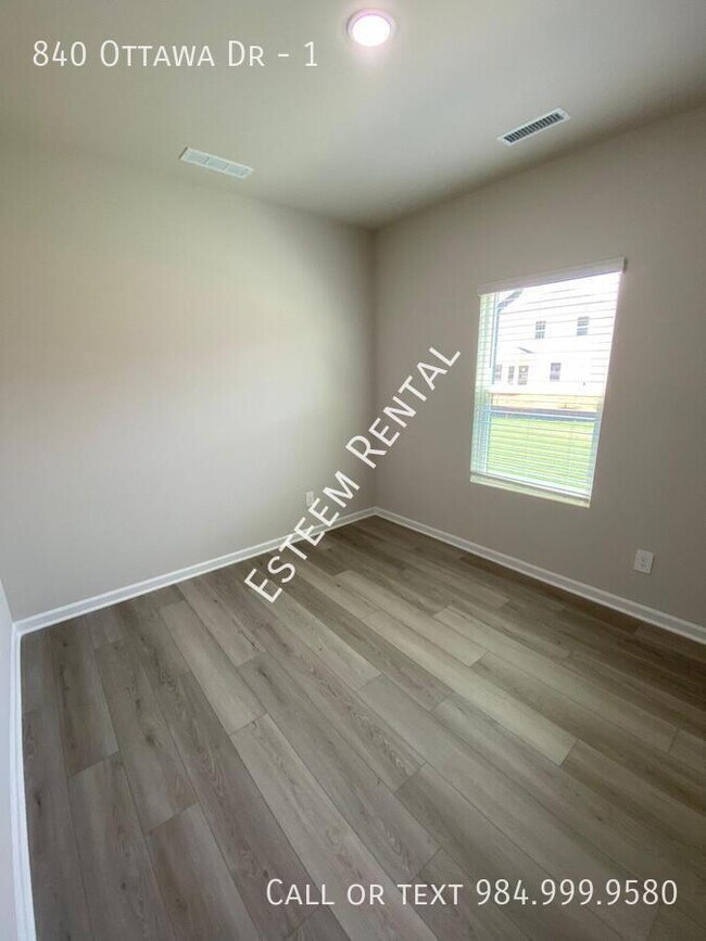 Building Photo - 840 Ottawa Dr