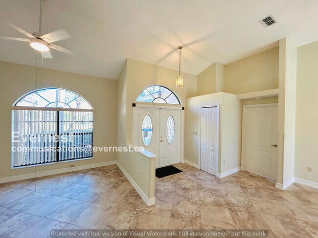 Building Photo - 6 Bed/4 Bath Home with Garage / Pet-Friendly / Available Now!