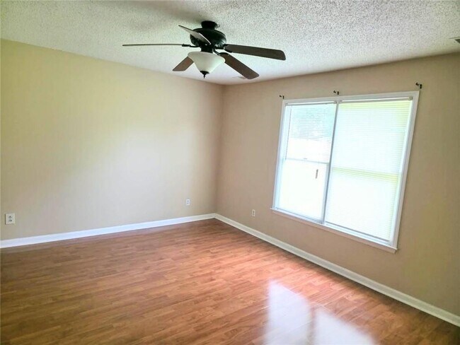 Building Photo - 8020 Woodlake Dr