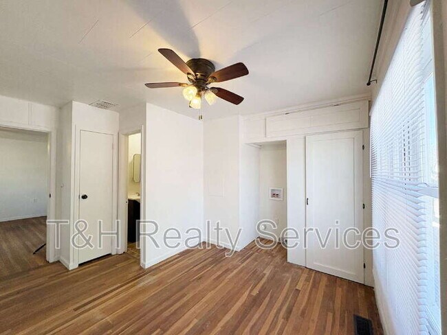 Building Photo - 117 W Ash St