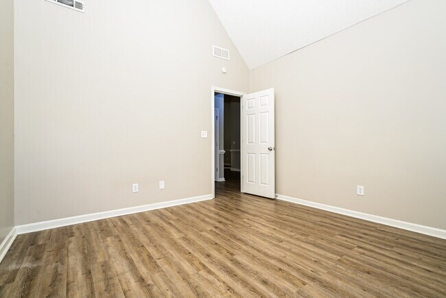 Building Photo - 201 Retour Cir