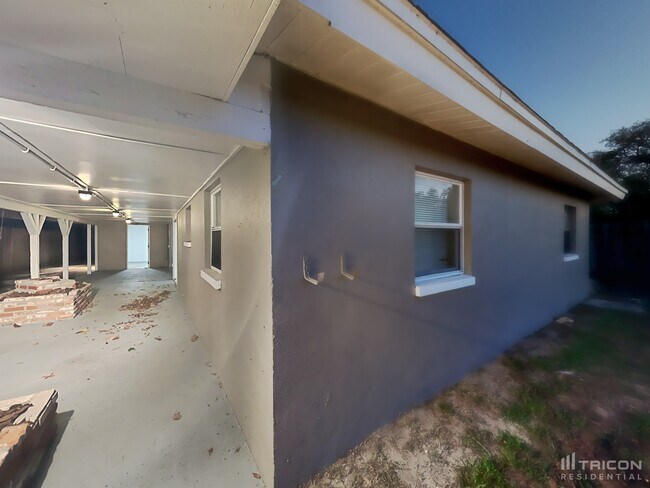 Building Photo - 2258 Lake Dr